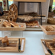129 Lenie is gek op al het brood dat ze daar hebben